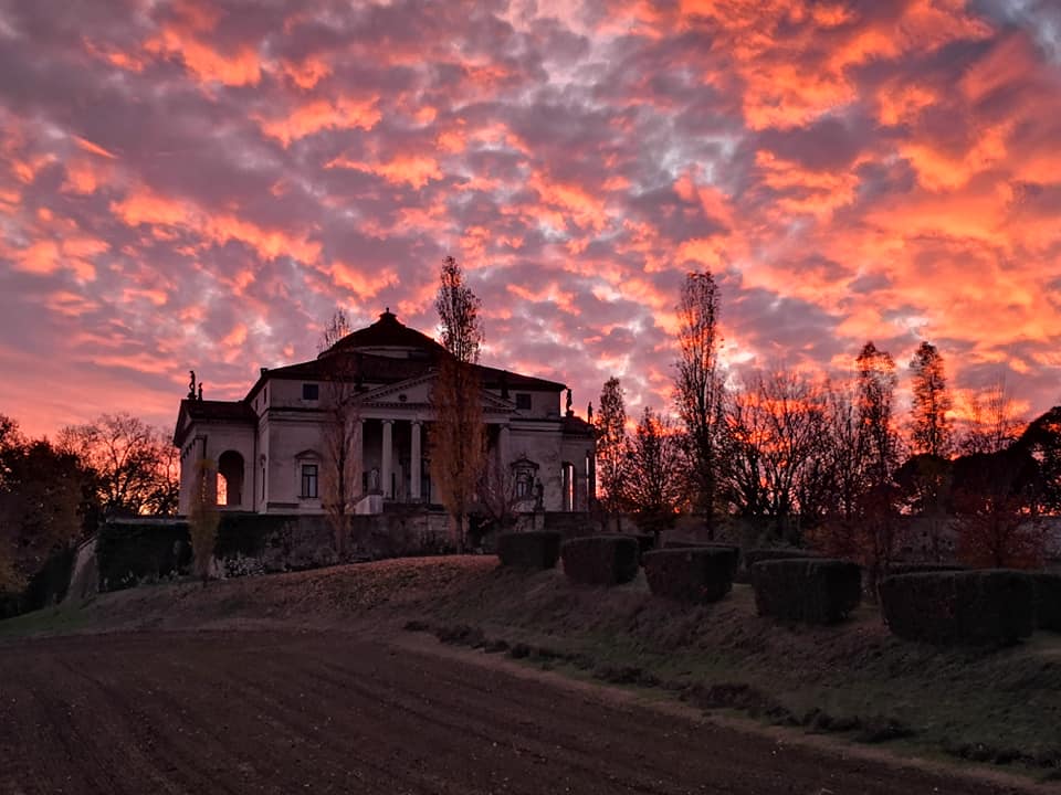 Visit the best Palladian villas around Vicenza: the Rotunda by Palladio and the painting of Tiepolo in Villa Valmarana ai Nani and villa Cordellina.