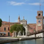 La porta di terra dell'Arsenale con i leoni, la torre dell'orologio e il ponte di legno, Venezia