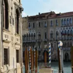 Le facciate gotiche di Ca' Foscari e Palazzi Giustinian tra l'angolo di un palazzo e le briccole, Venezia