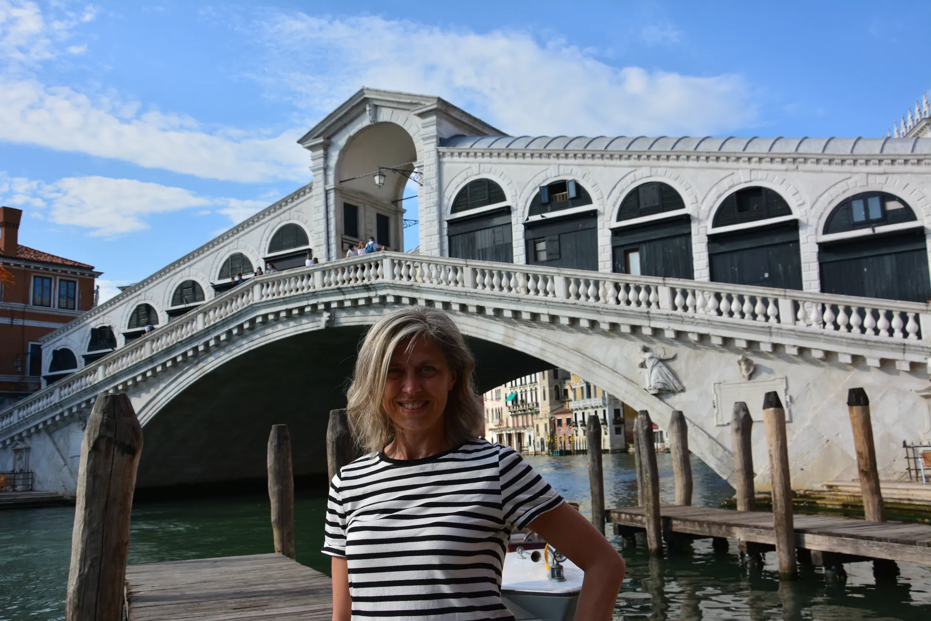 Daniela Zarpellon, guide officielle privée à Venise, souriante au bord du Grand Canal au Rialto