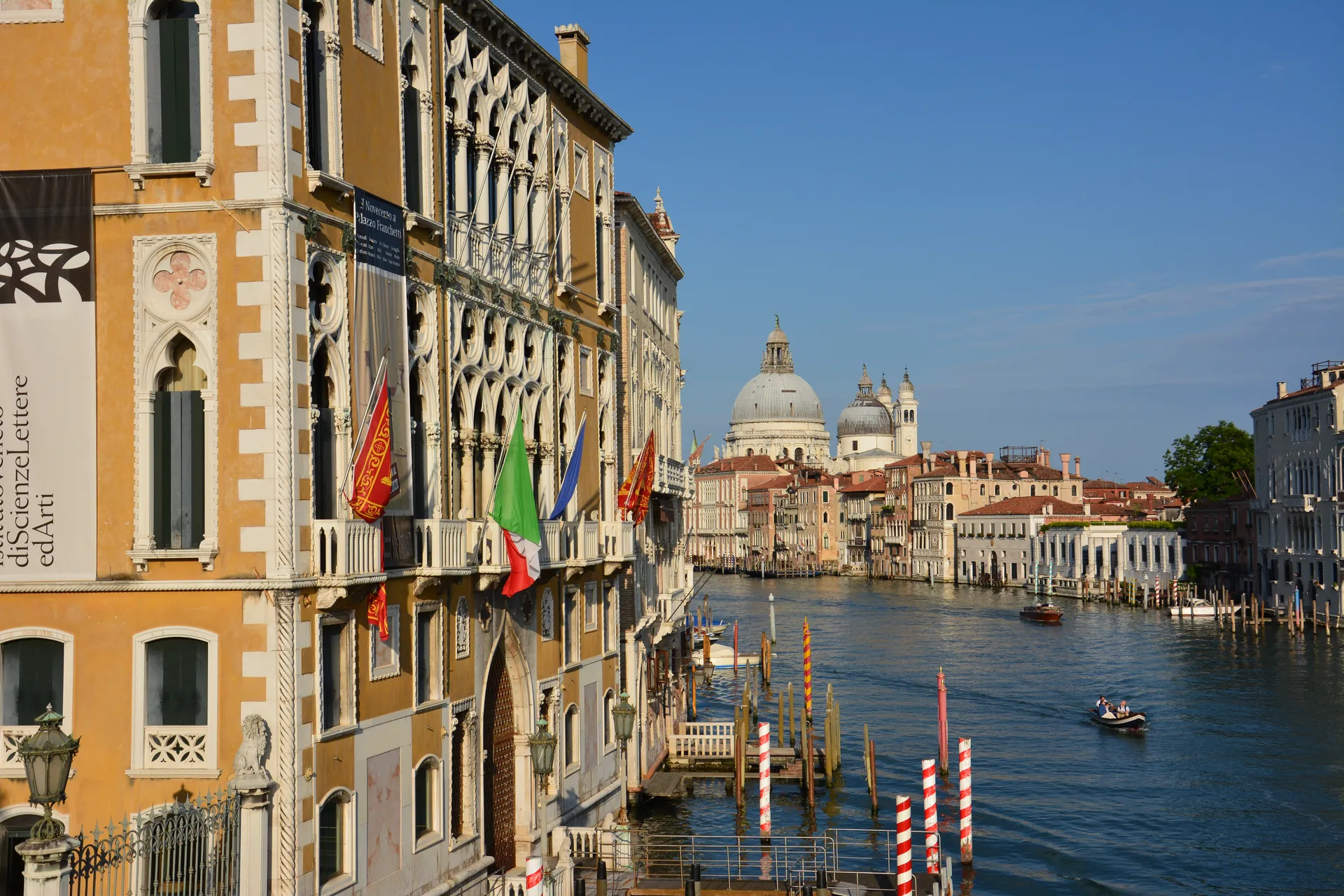 Le Palazzo Cavalli-Franchetti, siège de l'Istituto Veneto, et le Grand Canal vers la Salute, Venise