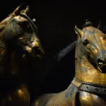 I cavalli in bronzo dorato di San Marco illuminati su sfondo scuro, Basilica di San Marco, Venezia