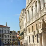 Palazzo Balbi oltre il Canal Grande, con la facciata scolpita e i lampioni di un palazzo in primo piano