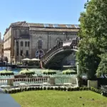 Il giardino di Palazzo Cavalli-Franchetti sul Canal Grande davanti al Ponte e alle Gallerie dell'Accademia