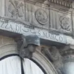 Fregio in pietra scolpita con l'iscrizione Piazza di S. Marco sopra un arco a Venezia