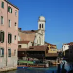 Lo Squero di San Trovaso, cantiere di gondole in legno, con il campanile della chiesa, Venezia