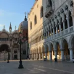 La Basilica di San Marco e Palazzo Ducale visti dalla Piazzetta deserta all'alba, Venezia